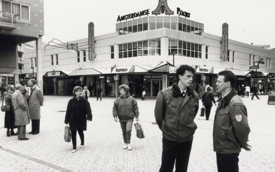 Winkelcentrum Amsterdamse Poort: Het Kloppende Hart van Zuidoost
