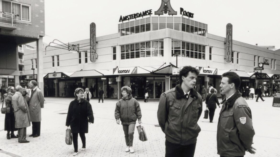 Winkelcentrum Amsterdamse Poort: Het Kloppende Hart van Zuidoost